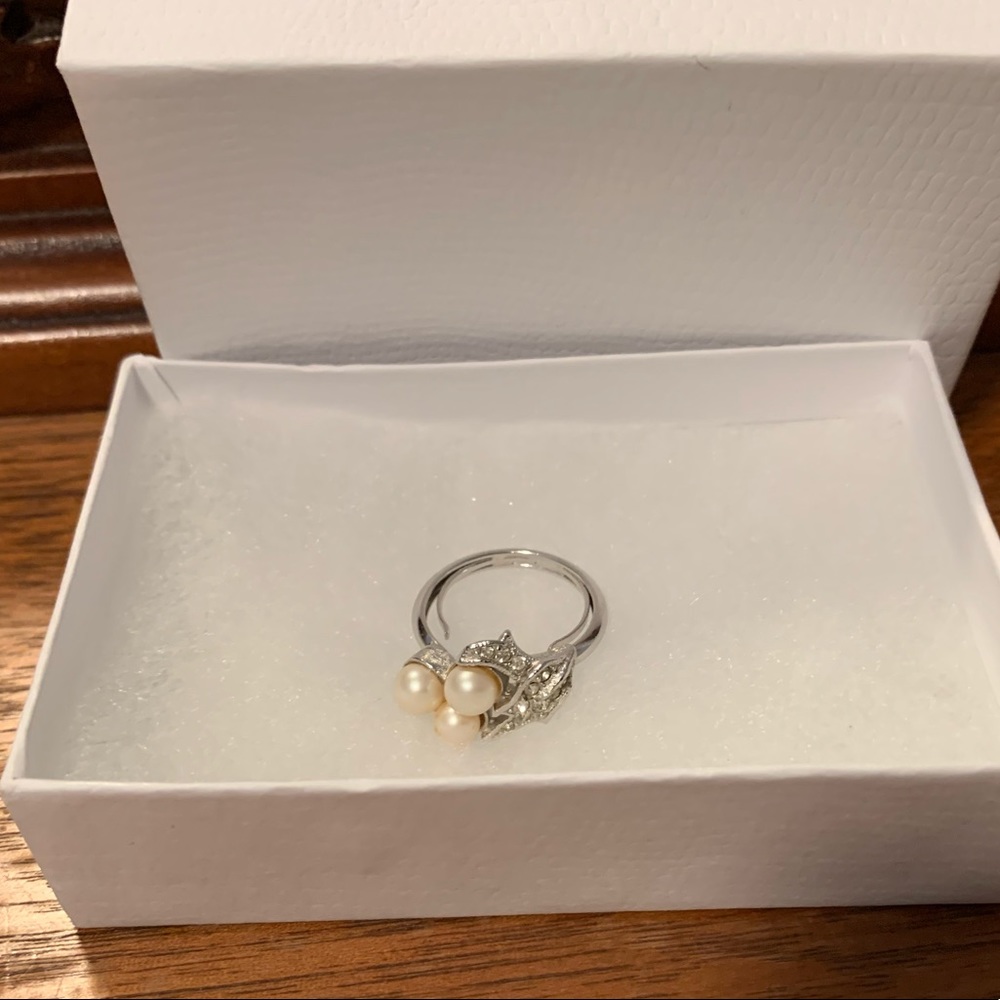 Ring - cream with vintage setting